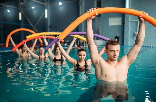 Aqua aerobik - ćwiczenia w wodzie, które pokochasz. Dla kogo i jakie daje efekty?