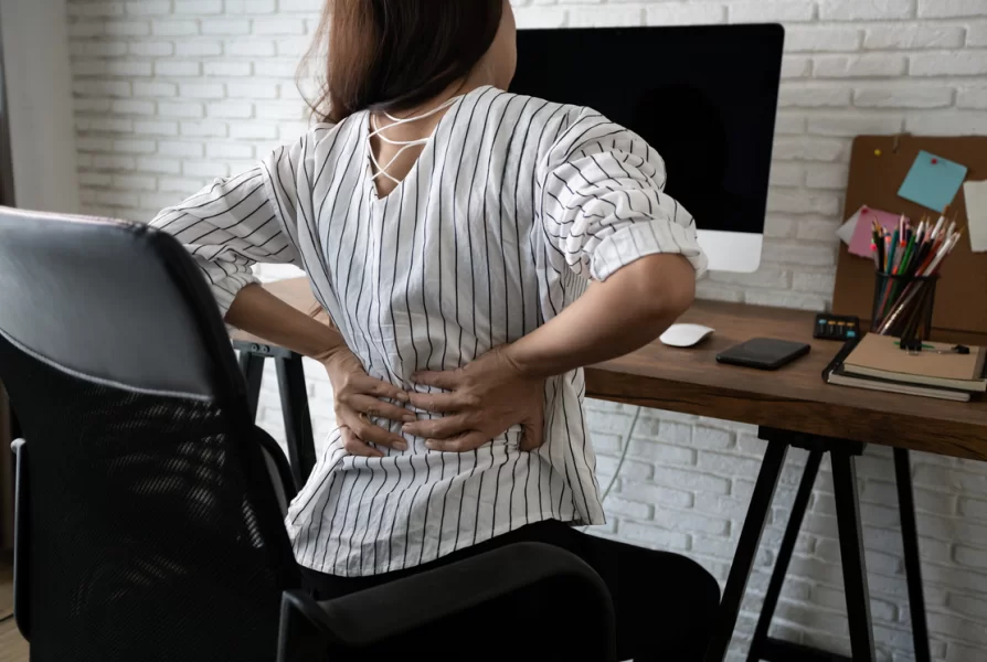 Ergonomia biurka i krzesła – jak chronić ciało w pracy siedzącej. Praktyczne wskazówki, aby uniknąć bólu pleców i przeciążeń mięśniowych.
