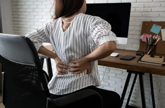 Ergonomia biurka i krzesła – jak chronić ciało w pracy siedzącej. Praktyczne wskazówki, aby uniknąć bólu pleców i przeciążeń mięśniowych.