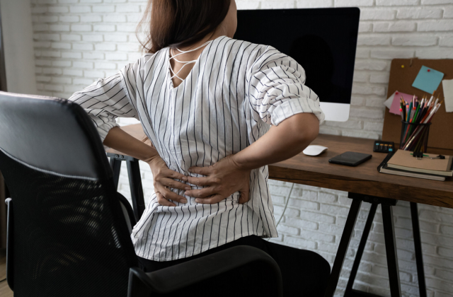 Ergonomia biurka i krzesła – jak chronić ciało w pracy siedzącej. Praktyczne wskazówki, aby uniknąć bólu pleców i przeciążeń mięśniowych.