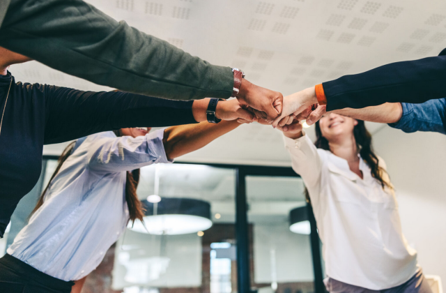 Współpraca międzydziałowa - jak poprawić komunikację i efektywność zespołów?