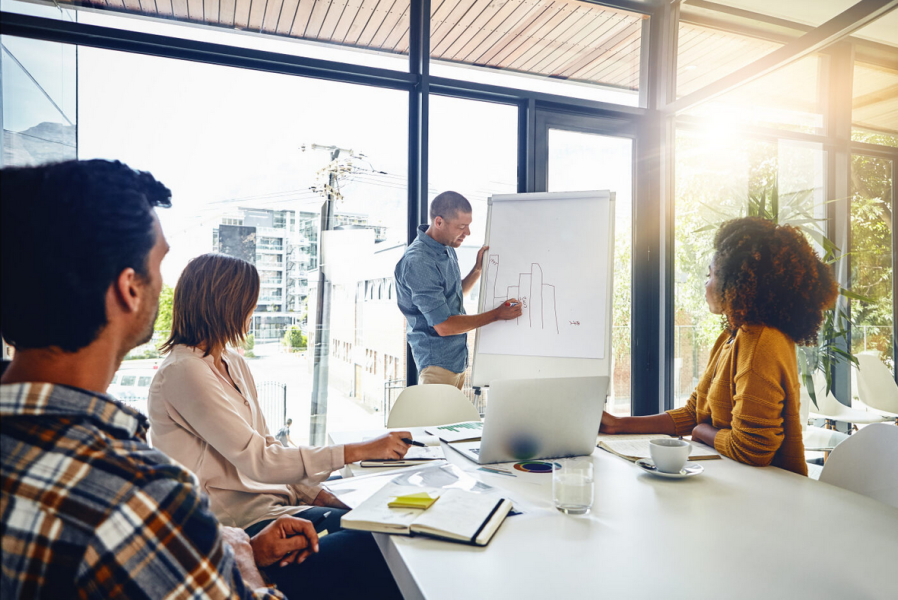 Efektywne zarządzanie zespołem w trybie hybrydowym. Wyzwania i dobre praktyki