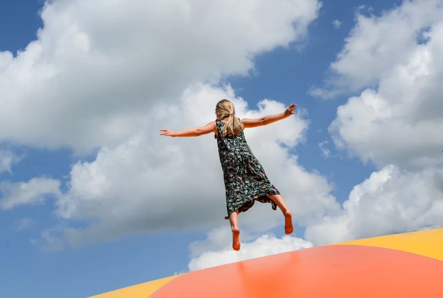 CZY SKAKANIE NA TRAMPOLINIE JEST BEZPIECZNE DLA DZIECI?